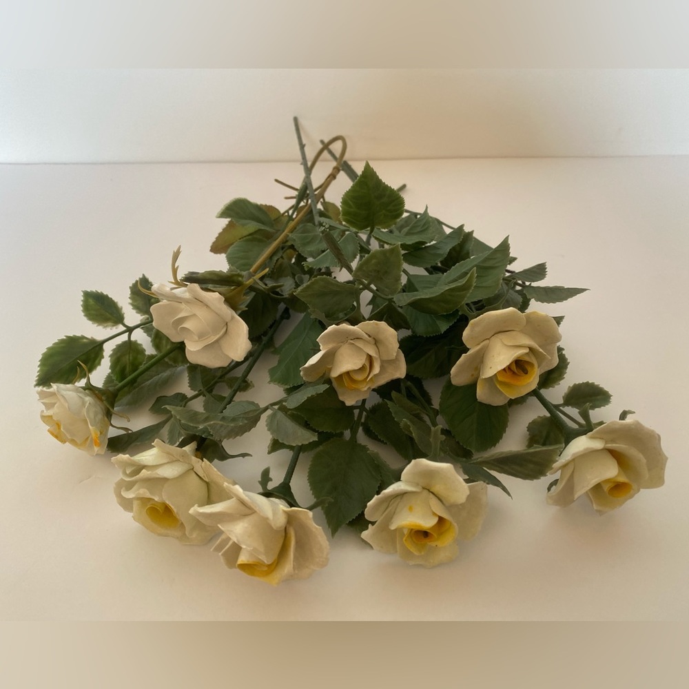 Vintage porcelain white roses / faux flowers - Picture 9 of 15